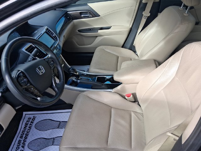 Used 2017 Honda Accord Touring image 14