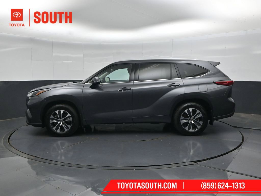Used 2022 Toyota Highlander XLE AWD/4WD image 7