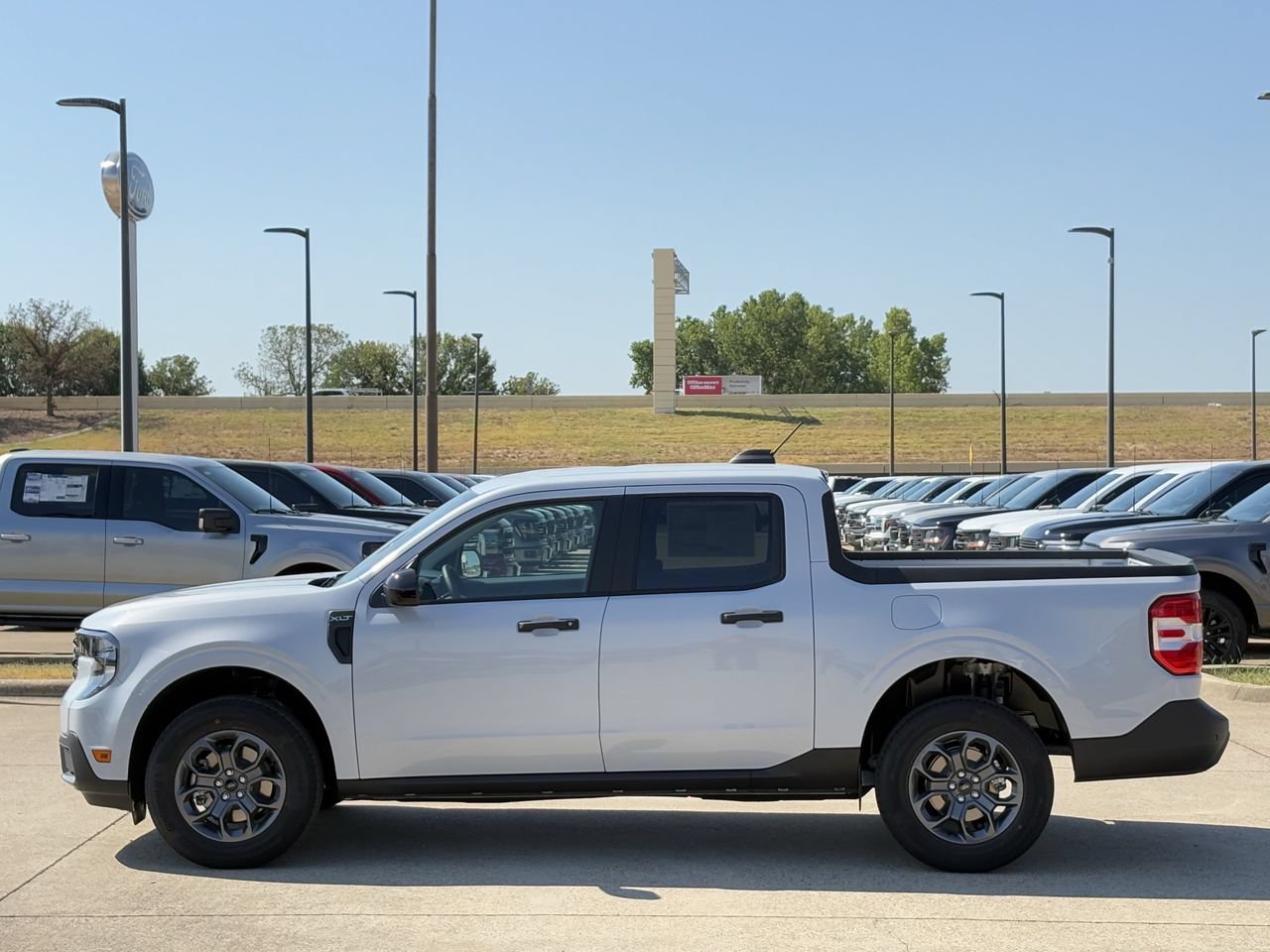 New 2026 Ford Maverick XLT w/ XLT Luxury Package FWD image 3