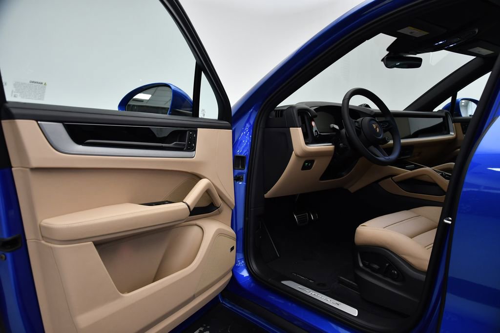Used 2025 Porsche Cayenne S image 4