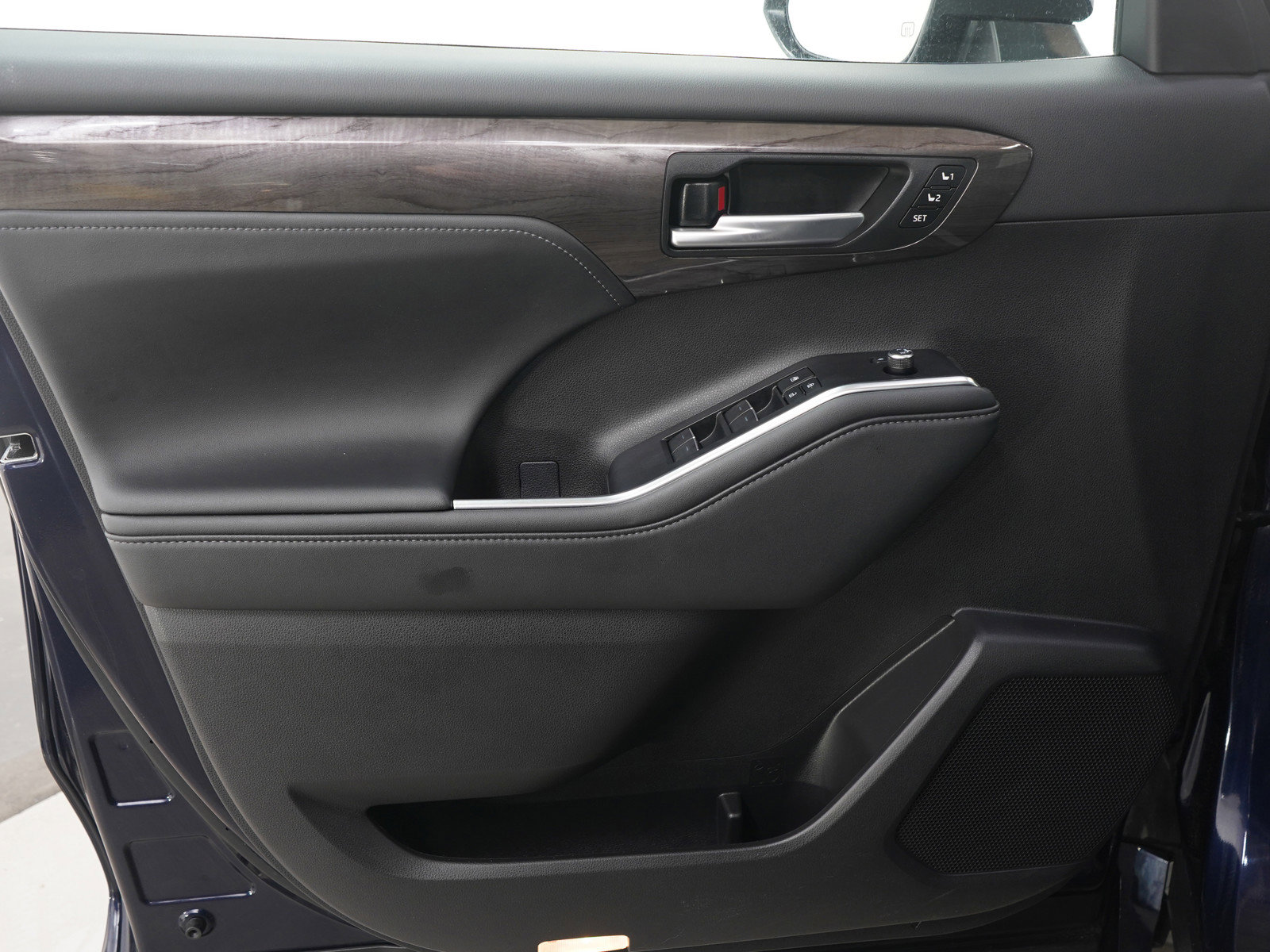 Used 2025 Toyota Highlander Platinum image 22