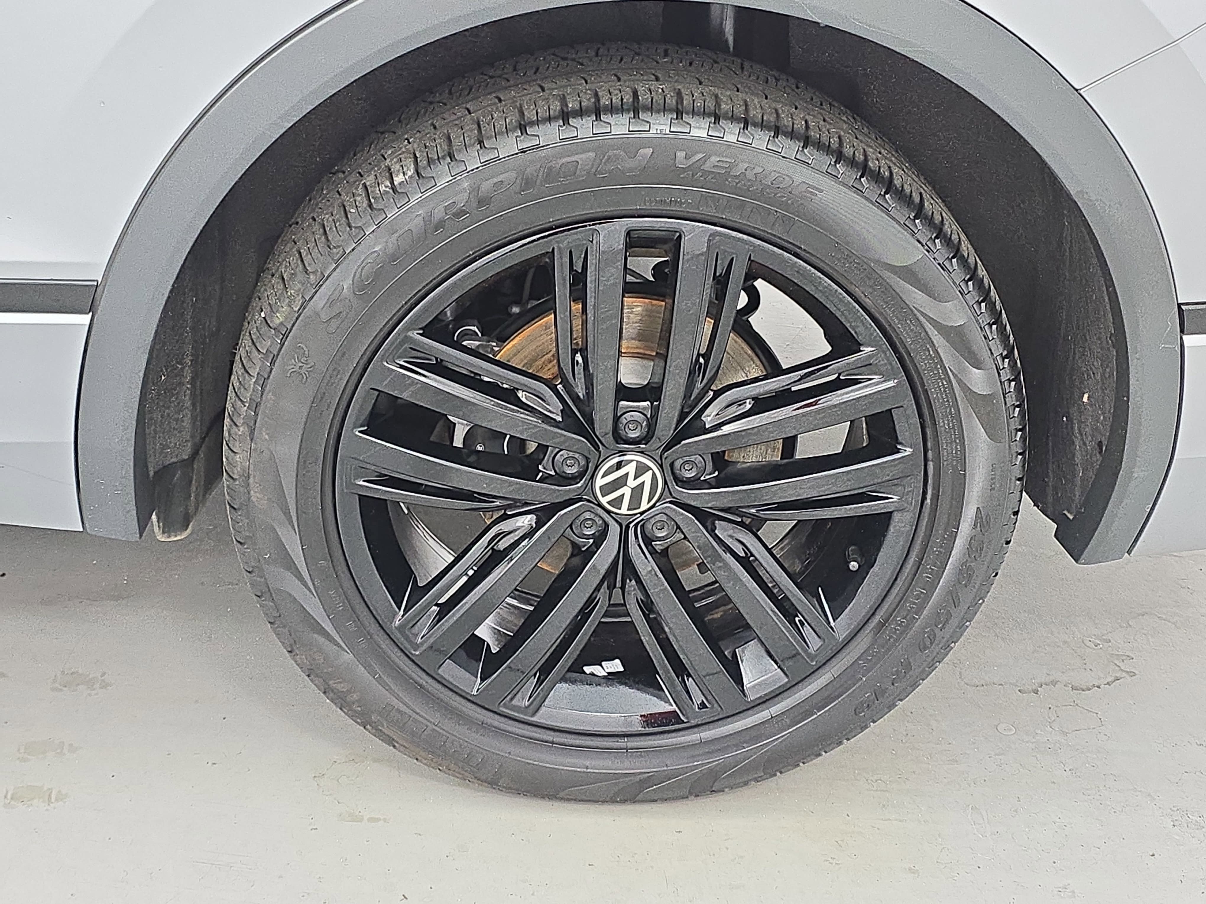 Certified 2022 Volkswagen Tiguan SE R-Line FWD image 35