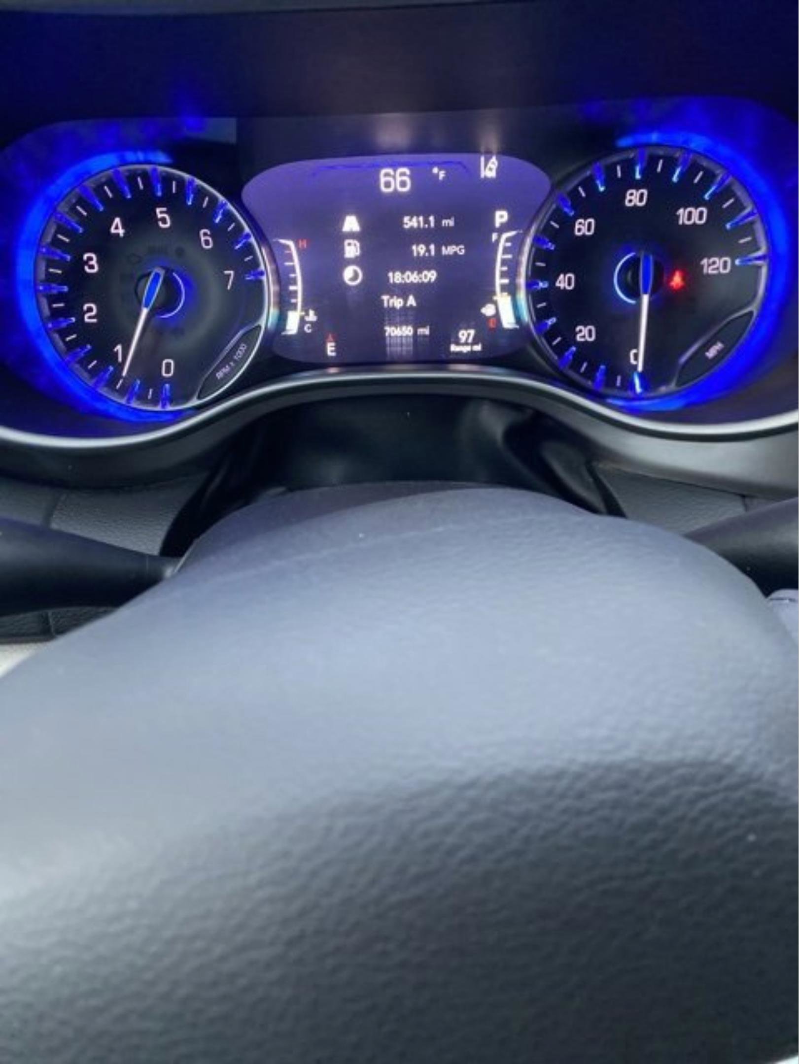 Used 2023 Chrysler Pacifica Touring-L image 18