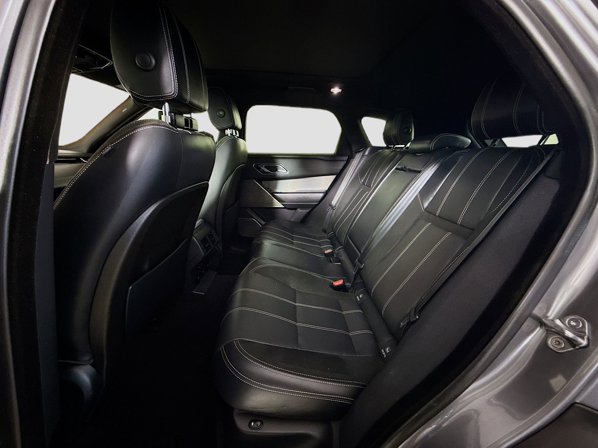 Used 2018 Land Rover Range Rover Velar R-Dynamic SE image 25