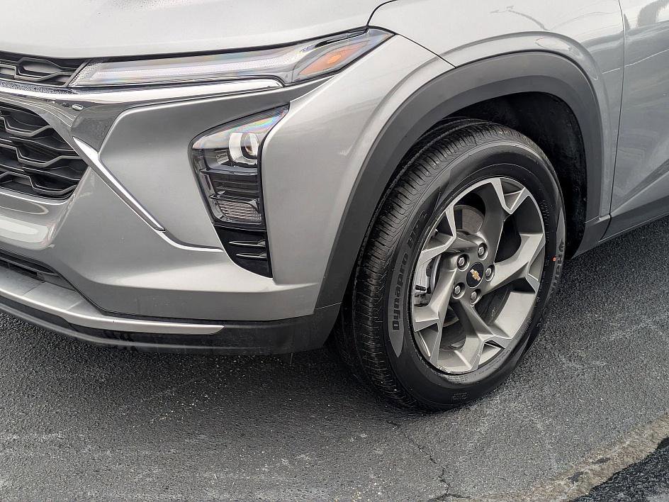 Used 2025 Chevrolet Trax LT image 9