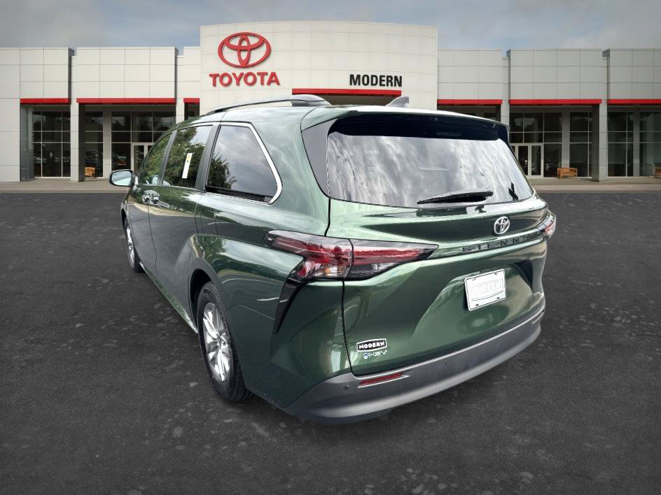 Certified 2026 Toyota Sienna XLE FWD image 5