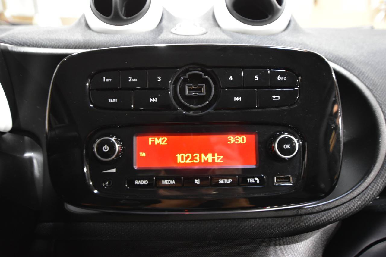 Used 2016 smart fortwo pure RWD image 16