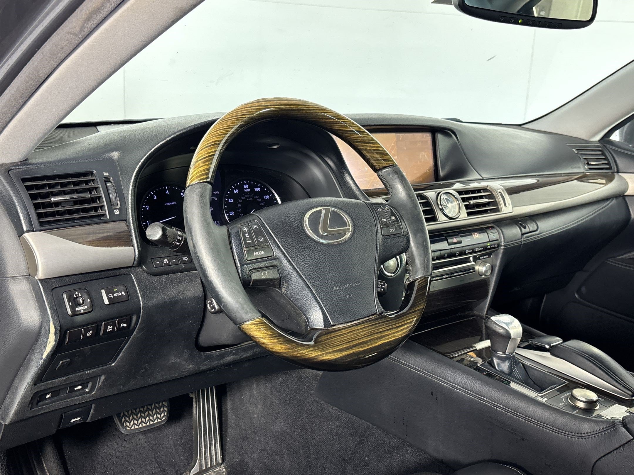 Used 2013 Lexus LS 460 AWD w/ Comfort Pkg image 4