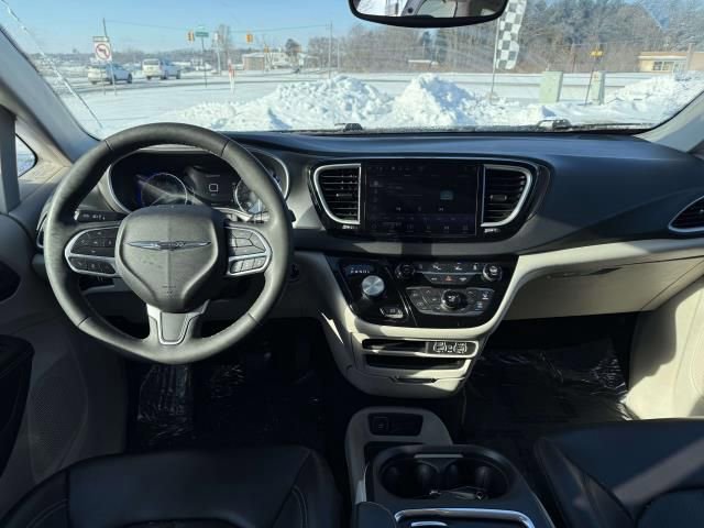 Used 2023 Chrysler Pacifica Touring-L image 15