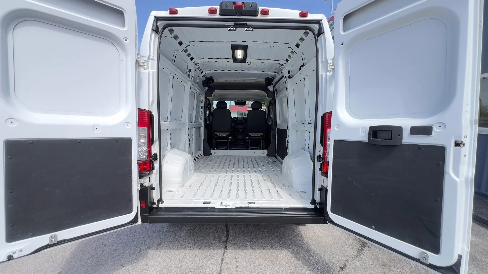Used 2025 RAM ProMaster 2500 w/ Convenience Group FWD image 13