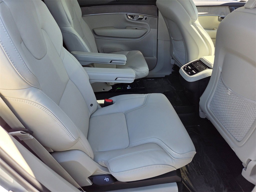 New 2026 Volvo XC90 B6 Ultra w/ Protection Package image 17