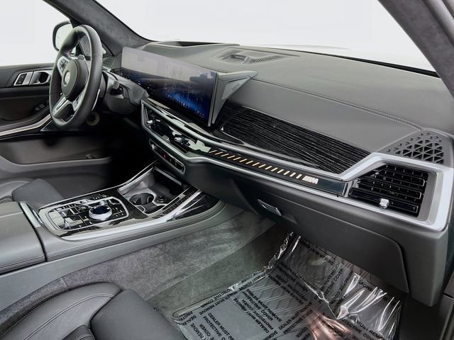 Used 2025 BMW X7 M60i image 32