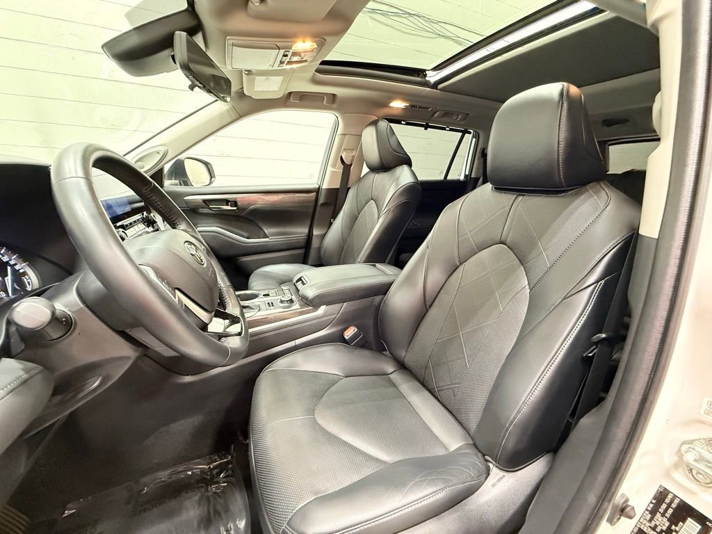 Used 2022 Toyota Highlander Limited image 32