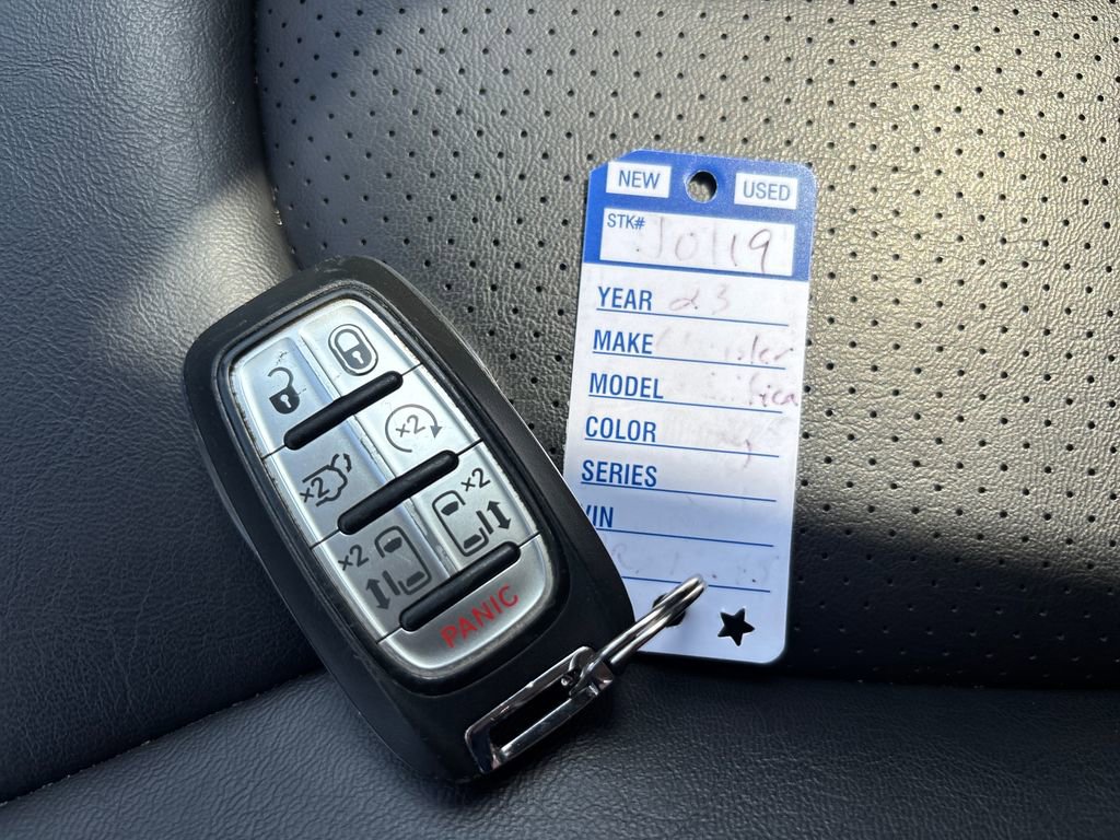 Used 2023 Chrysler Pacifica Touring-L image 31