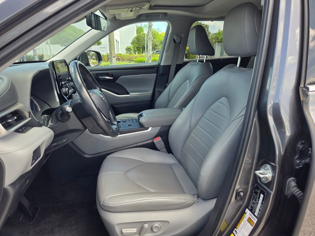 Used 2022 Toyota Highlander XLE image 12
