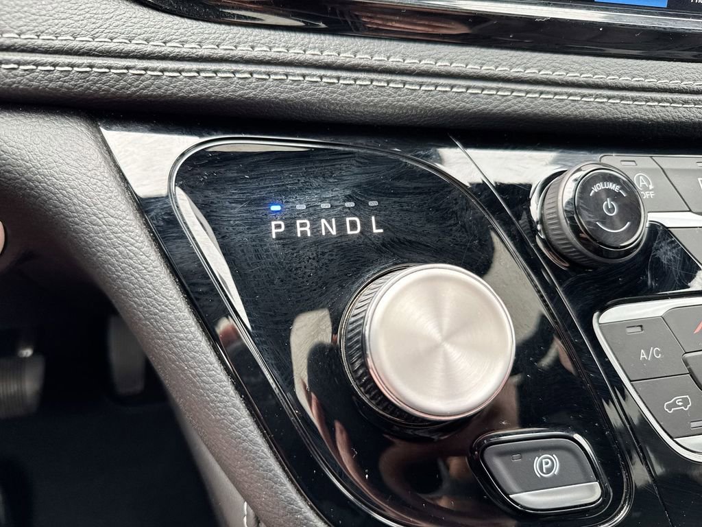 Used 2025 Chrysler Pacifica Limited image 18