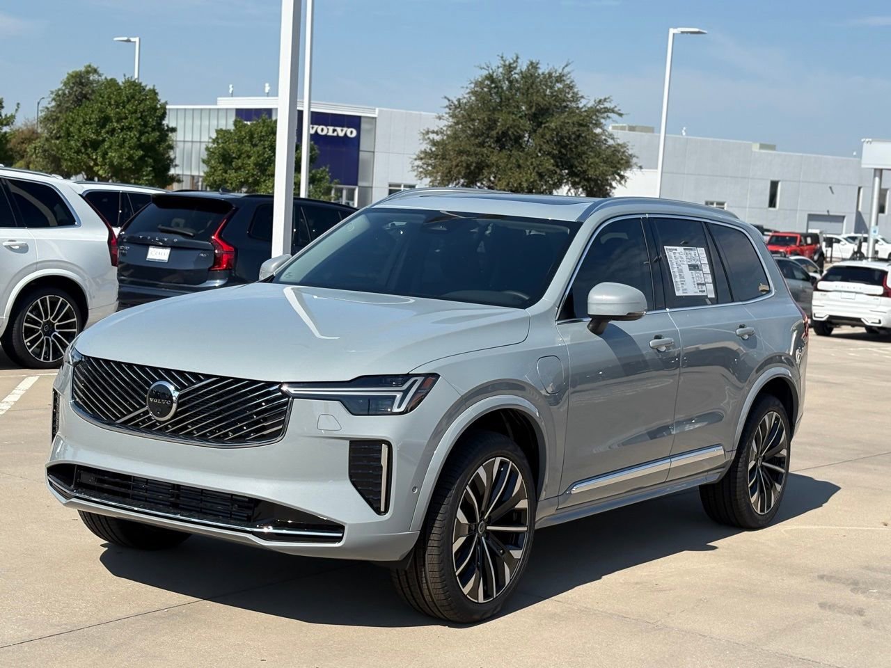 New 2026 Volvo XC90 T8 Plus w/ Protection Package Premier image 2