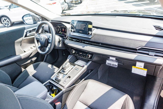 New 2025 Mitsubishi Outlander ES image 17