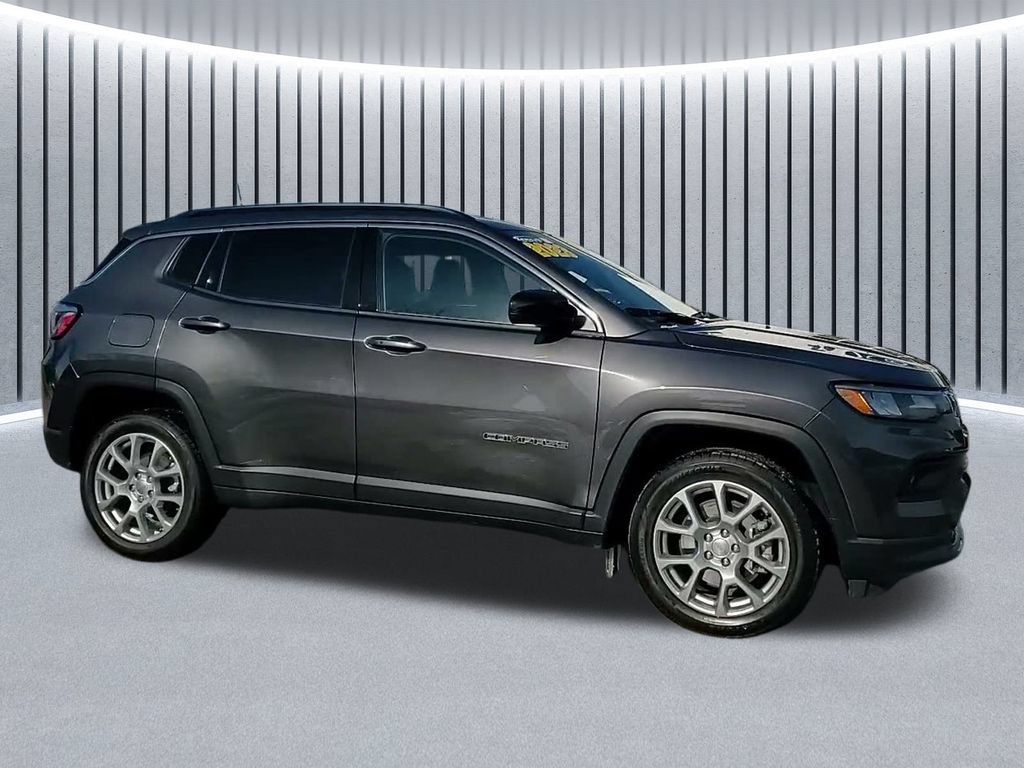 Used 2023 Jeep Compass Latitude AWD/4WD image 4