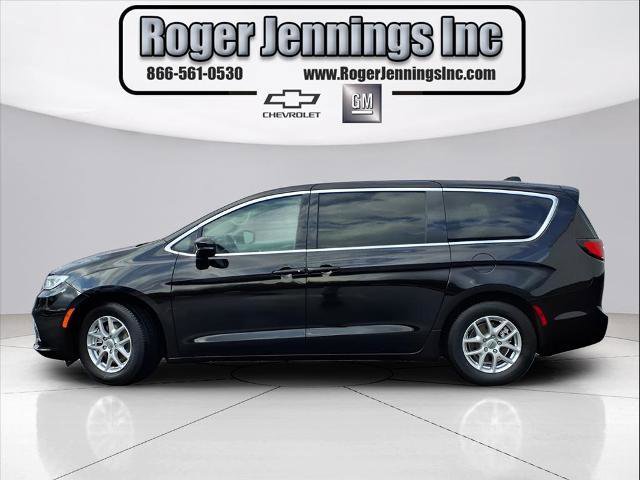 Used 2024 Chrysler Pacifica Touring-L image 2