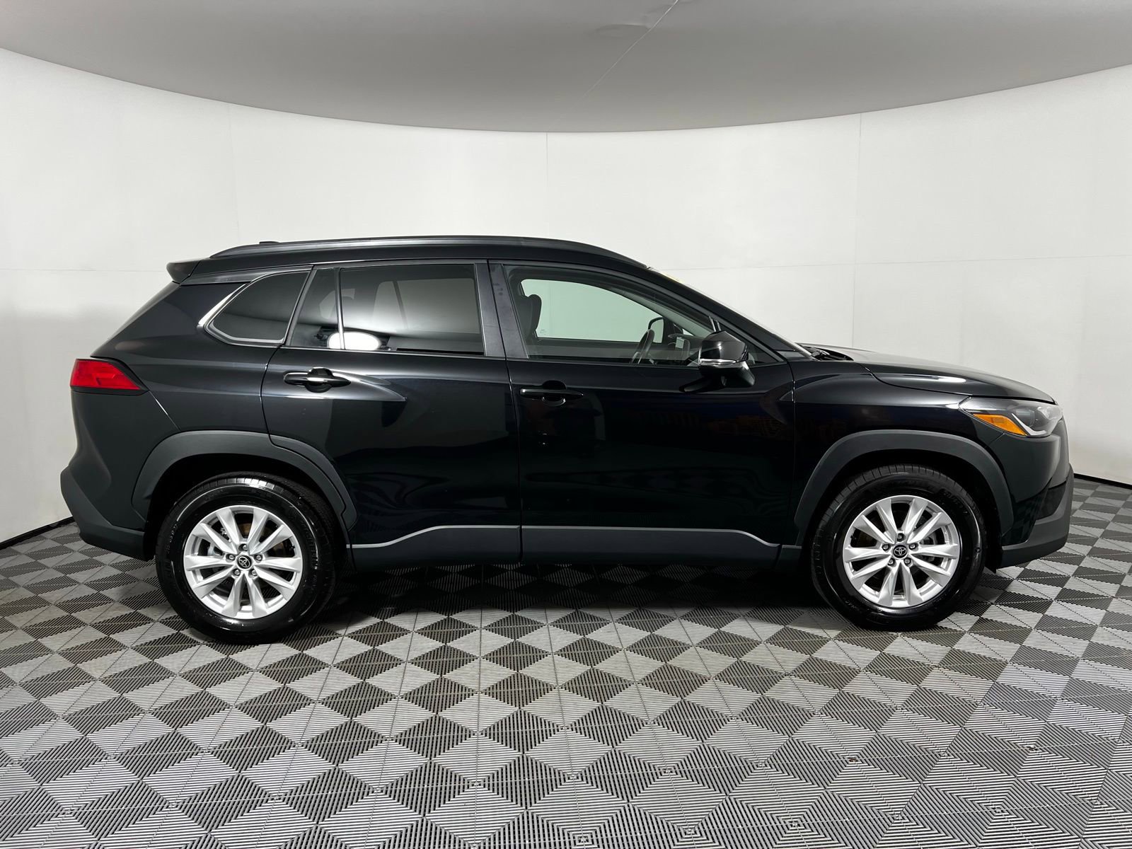 Certified 2025 Toyota Corolla Cross LE image 4