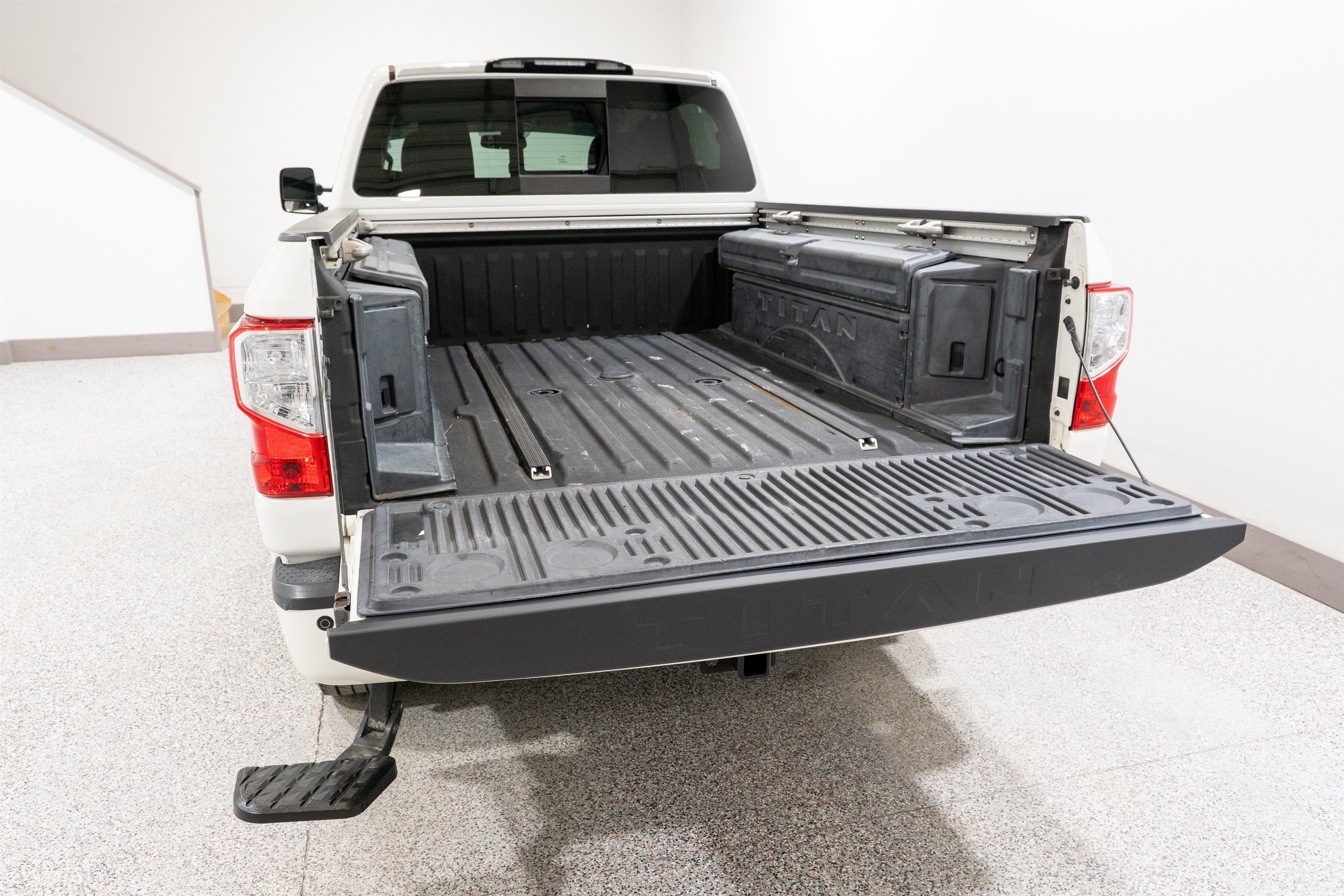 Used 2019 Nissan Titan PRO-4X w/ Pro-4x Convenience Package AWD/4WD image 11