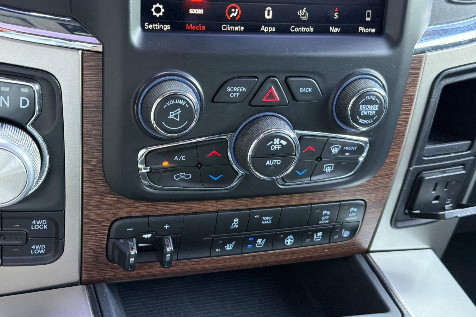 Used 2018 RAM 1500 Laramie w/ Convenience Group AWD/4WD image 20