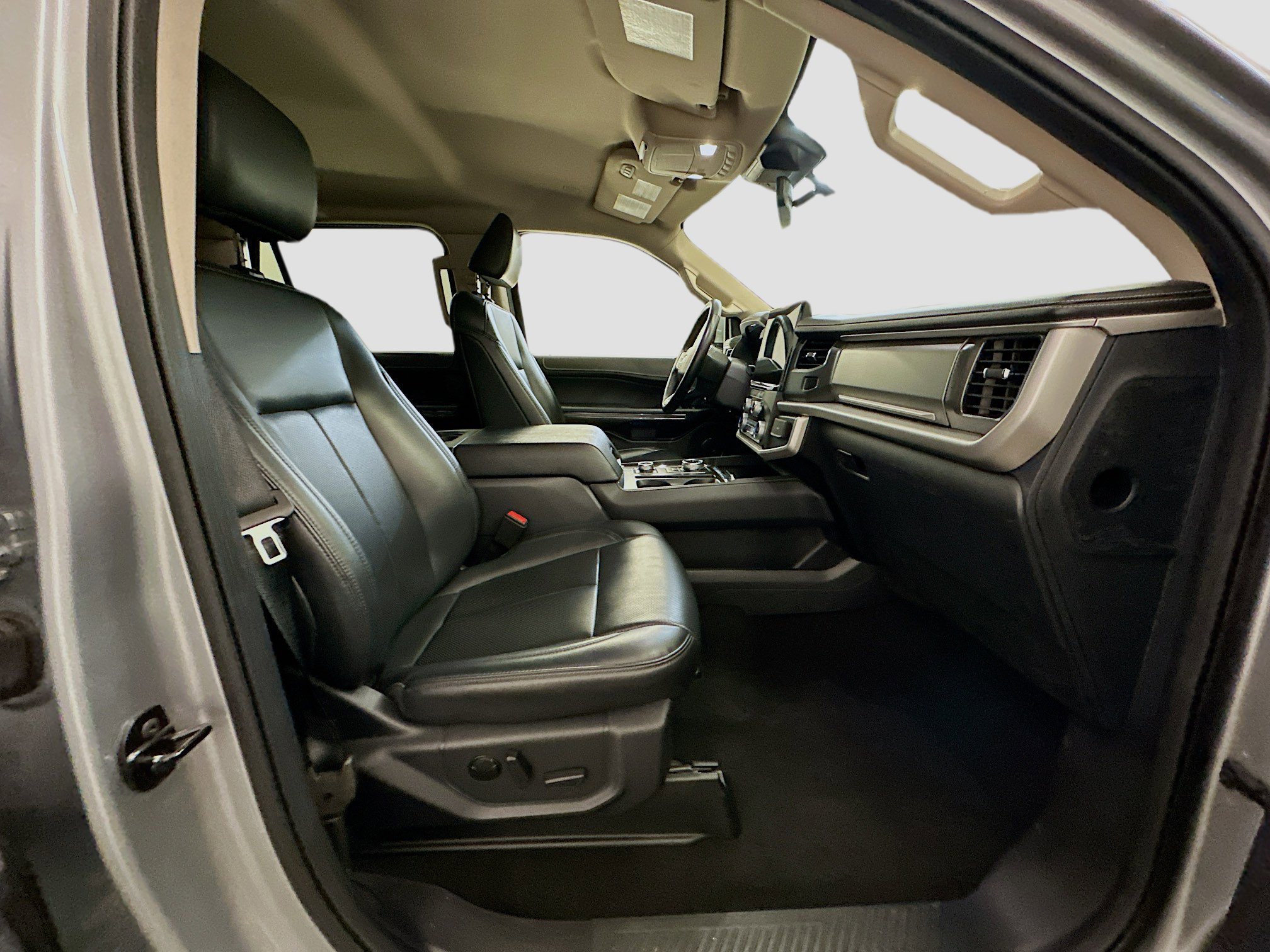 Used 2024 Ford Expedition XLT image 34