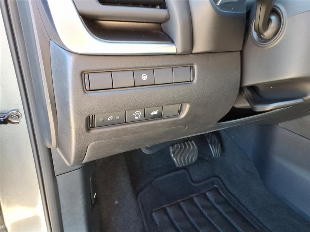 Used 2024 Nissan Rogue SV image 16