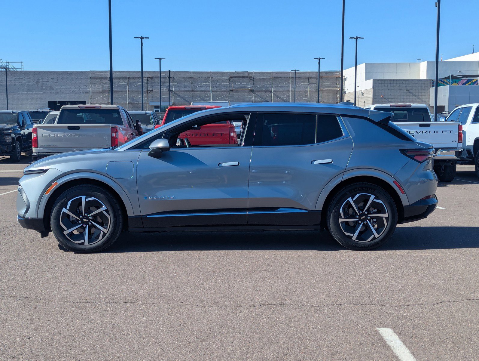 Used 2025 Chevrolet Equinox EV LT w/ Convenience Package image 3