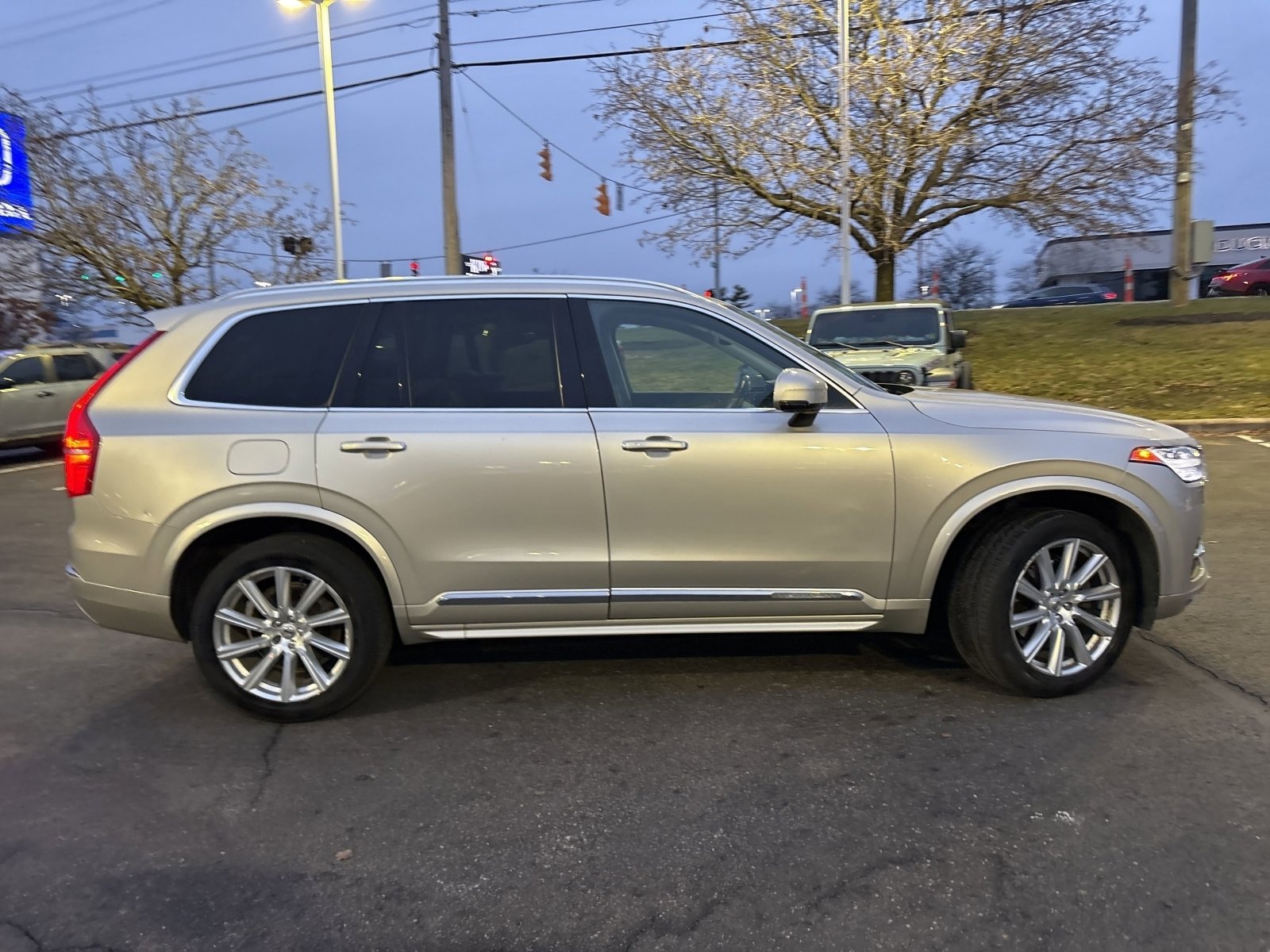 Used 2016 Volvo XC90 T6 Inscription w/ Vision Package image 2
