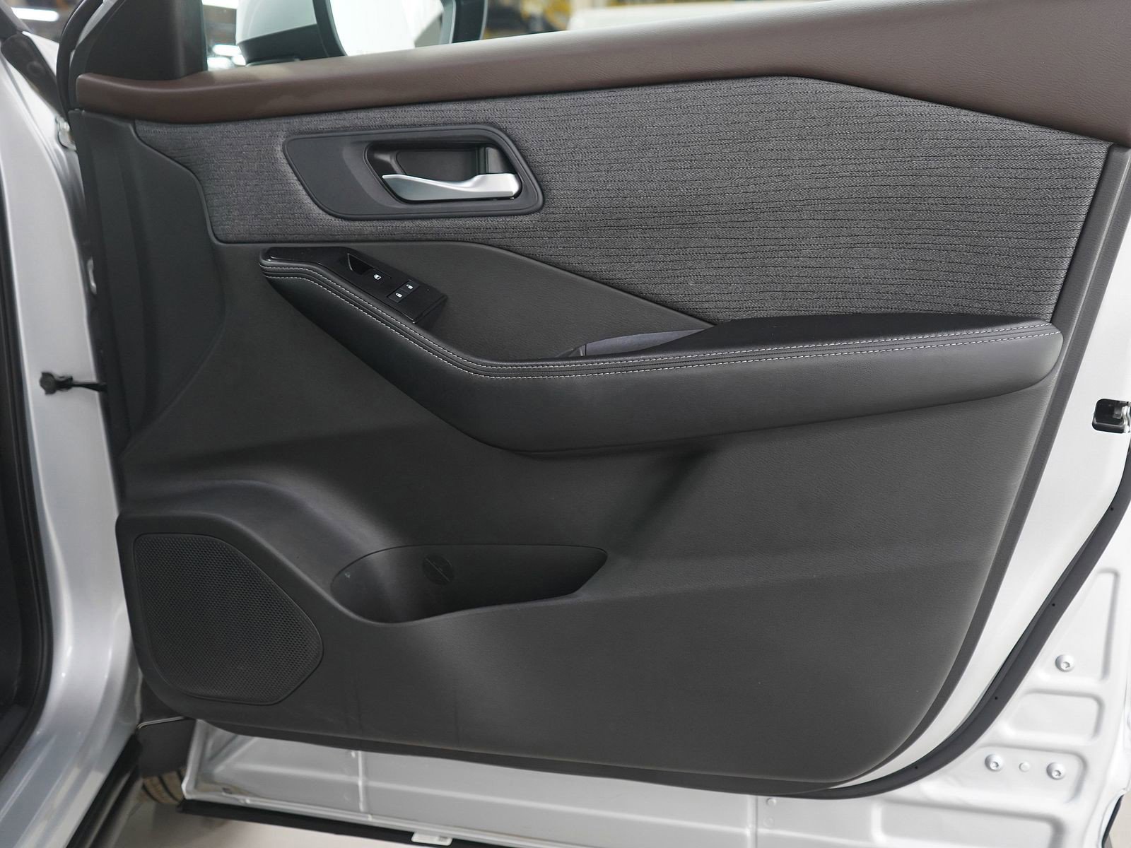 Used 2023 Nissan Rogue SV image 9