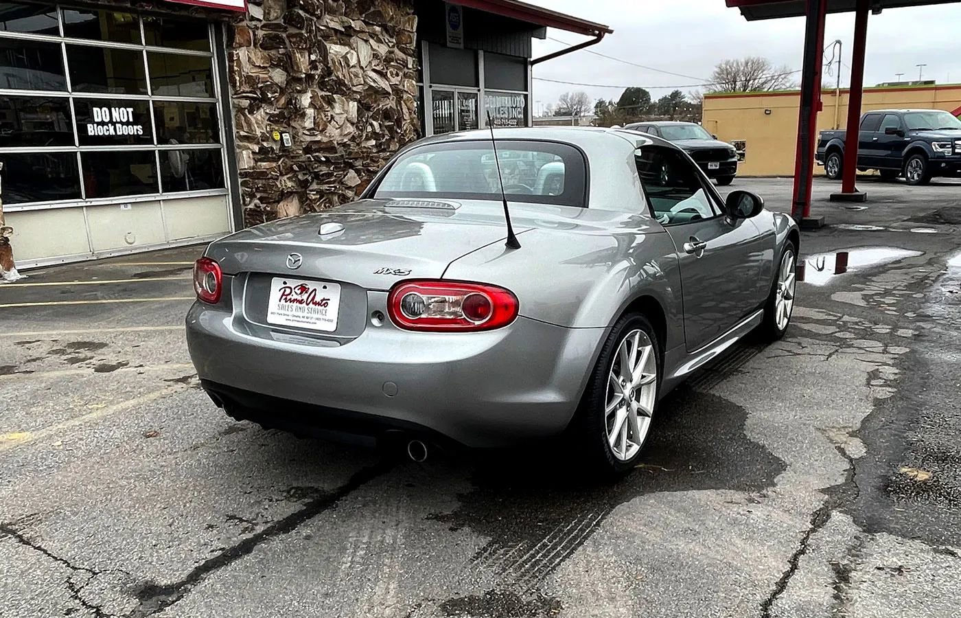 Used 2010 MAZDA MX-5 Miata Grand Touring w/ Premium Pkg image 12