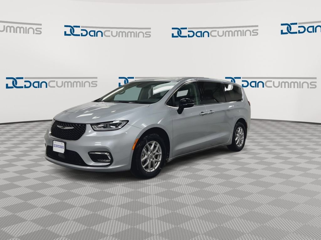 Used 2024 Chrysler Pacifica Touring-L image 4