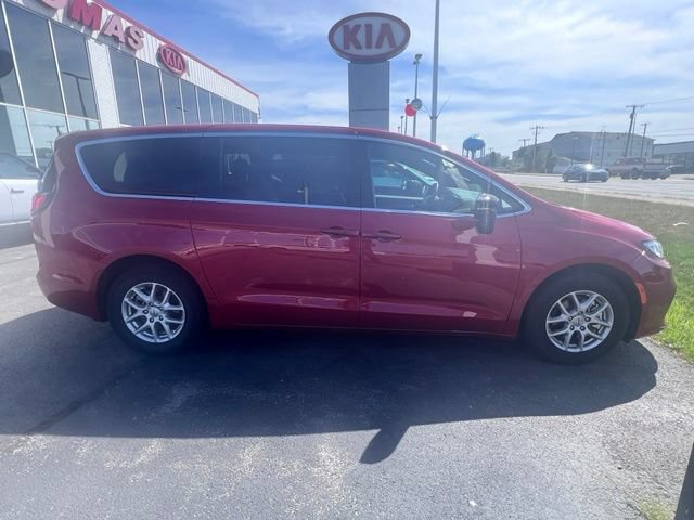 Used 2025 Chrysler Pacifica Select FWD image 7