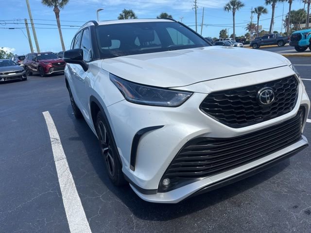 Used 2022 Toyota Highlander XSE AWD/4WD image 4
