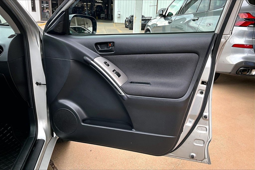 Used 2004 Pontiac Vibe w/ Moon And Tunes Value Package FWD image 17