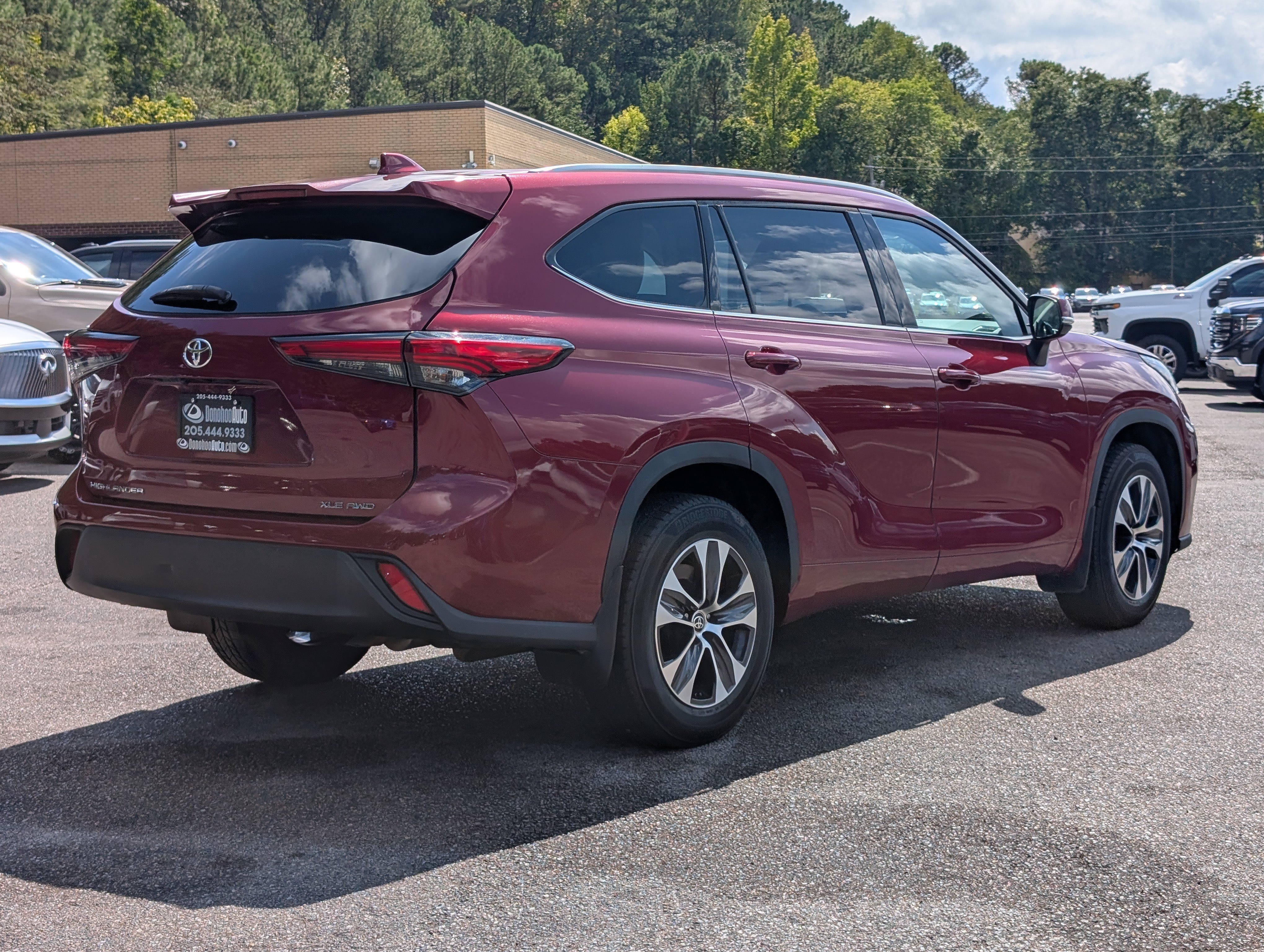 Used 2022 Toyota Highlander XLE AWD/4WD image 9