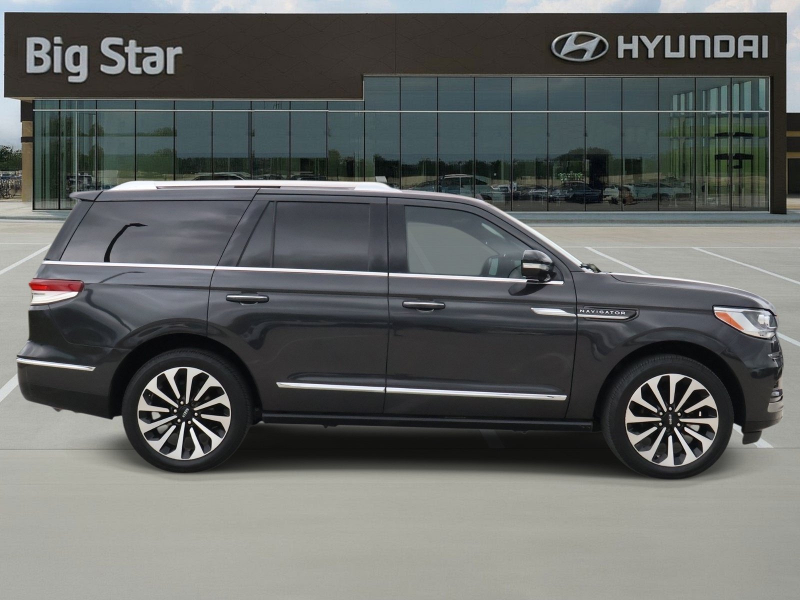 Used 2023 Lincoln Navigator Reserve RWD image 5