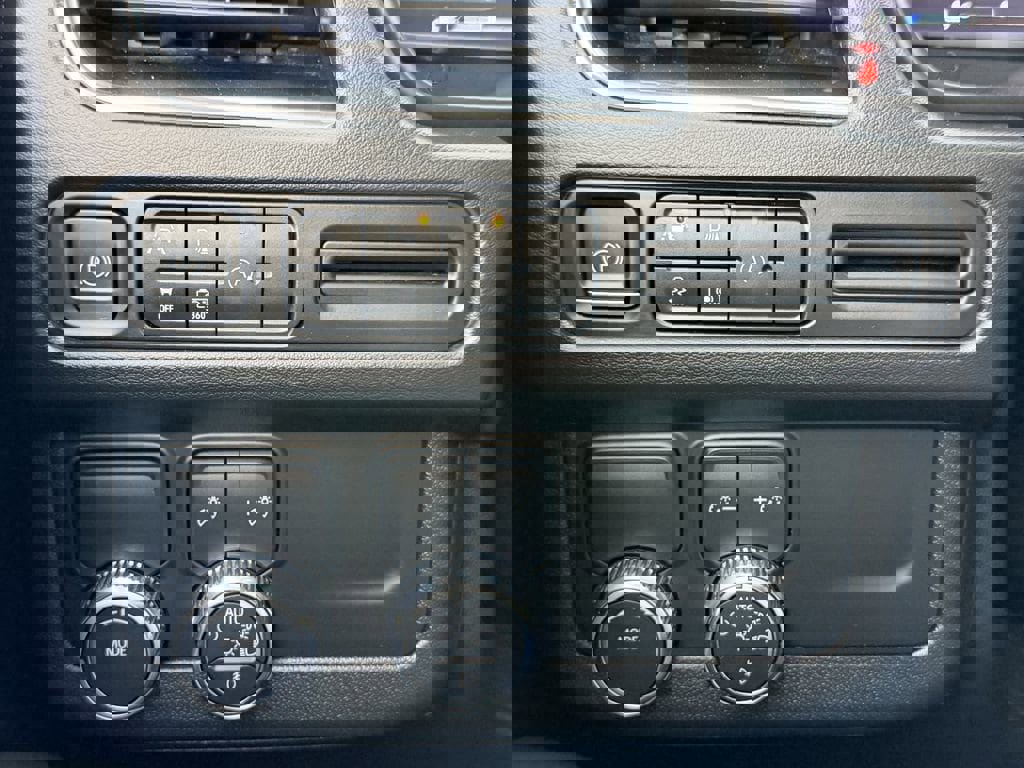 Used 2023 GMC Yukon SLT w/ SLT Luxury Package image 33