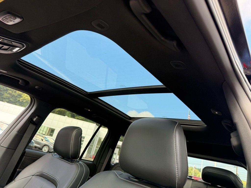 Used 2025 Jeep Grand Cherokee Limited w/ Black Appearance Package image 16