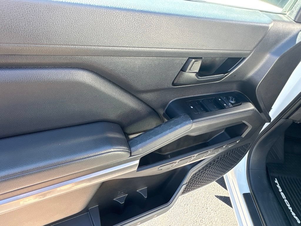 Certified 2024 Toyota Tacoma SR5 AWD/4WD image 17