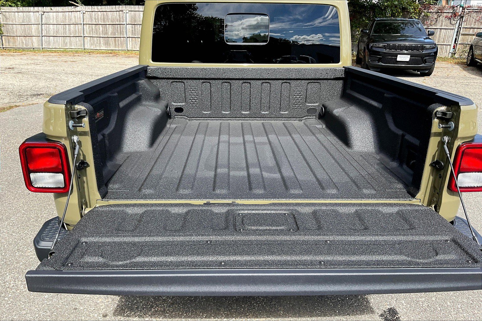 Certified 2025 Jeep Gladiator Sport image 23