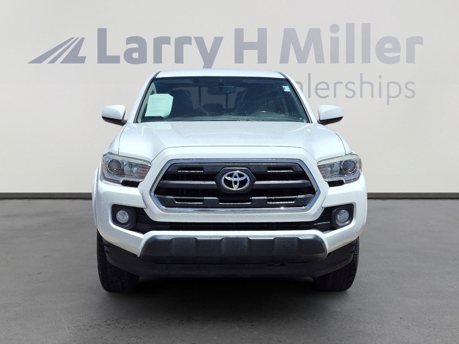 Used 2017 Toyota Tacoma SR5 w/ Tow Package RWD image 8