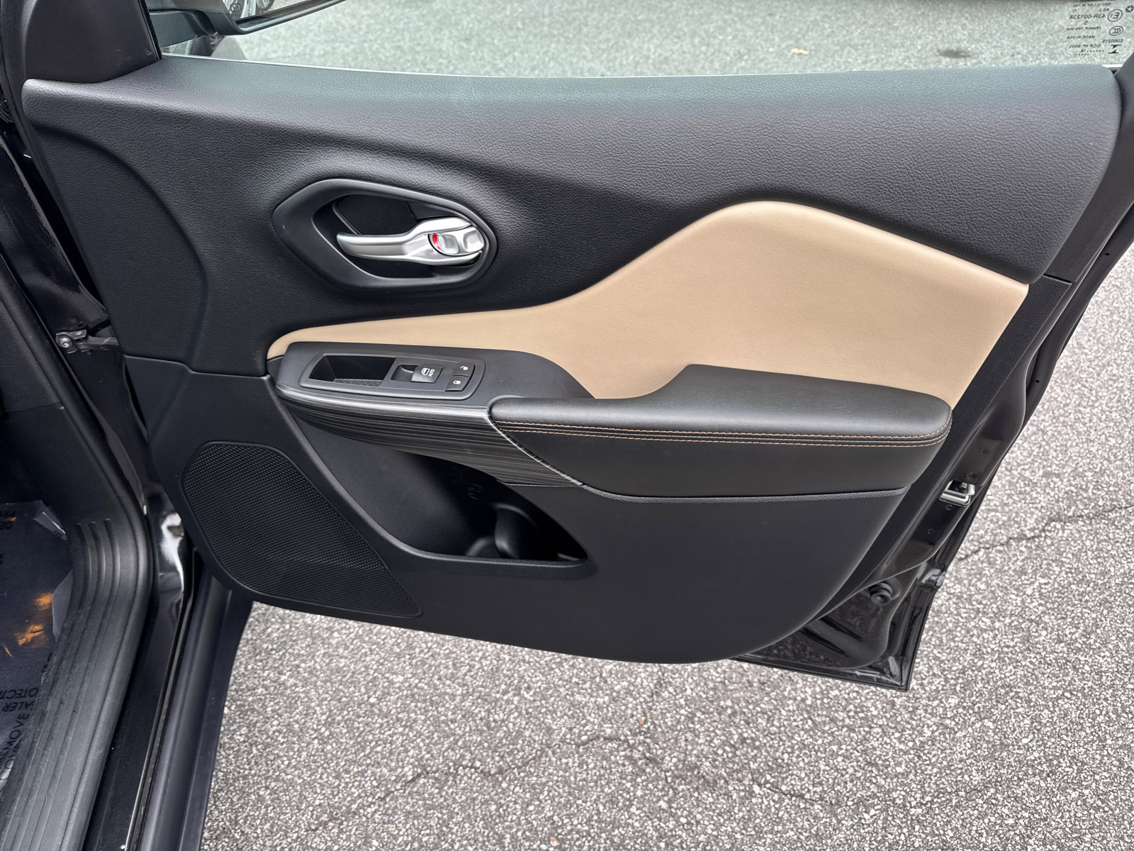 Used 2016 Jeep Cherokee Limited w/ Technology Group image 14