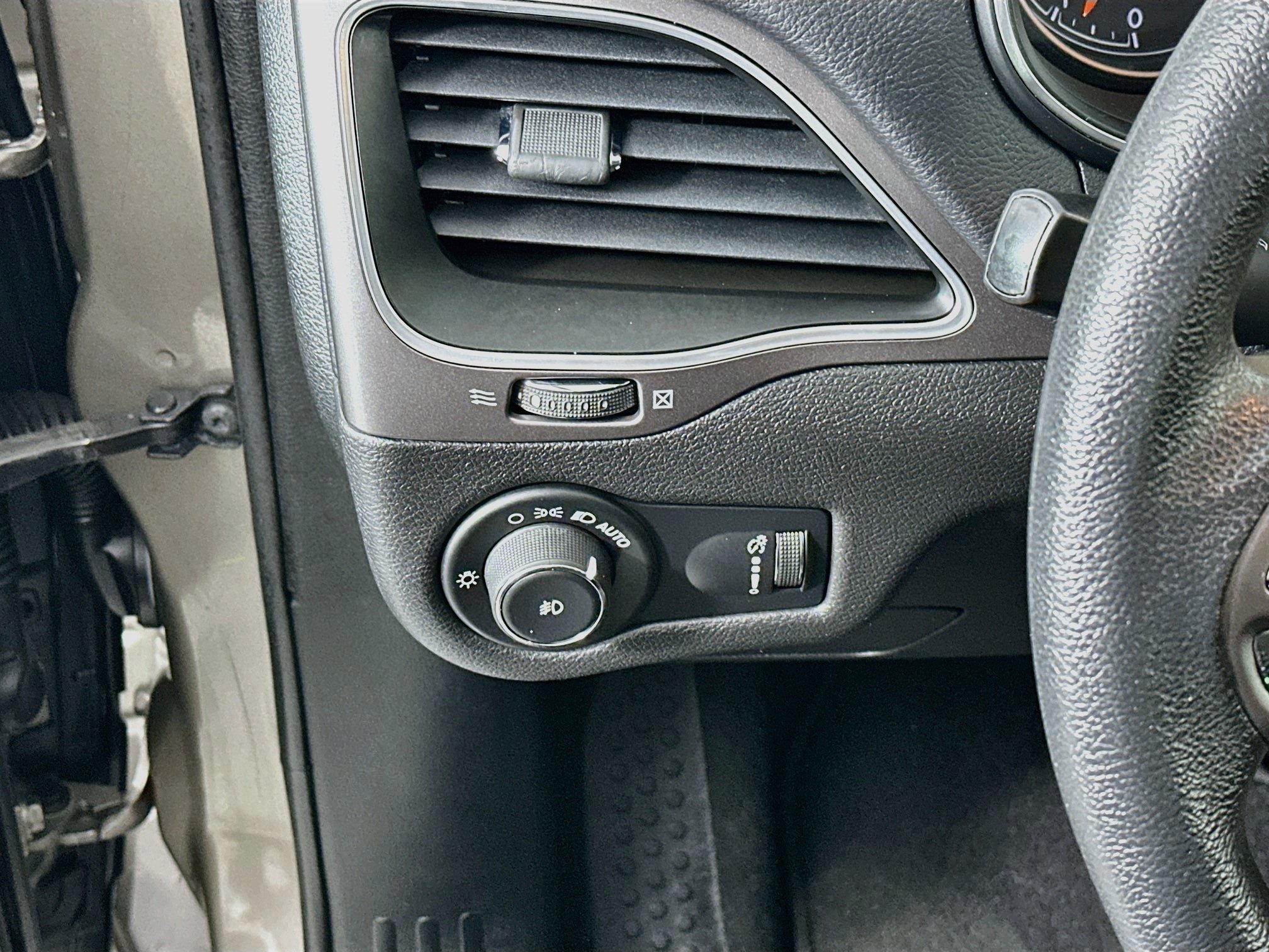 Used 2019 Jeep Cherokee Latitude w/ Popular Appearance Group FWD image 16