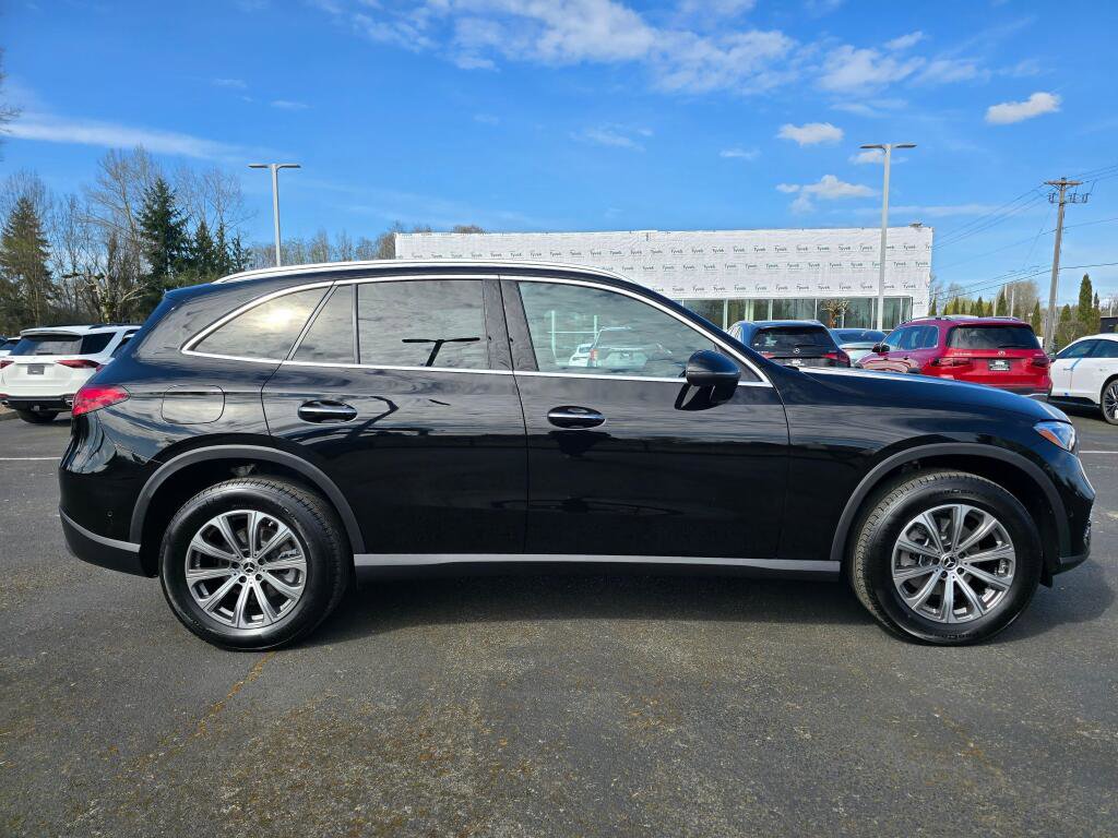 Used 2024 Mercedes-Benz GLC 300 4MATIC w/ Driver Assistance Package image 7