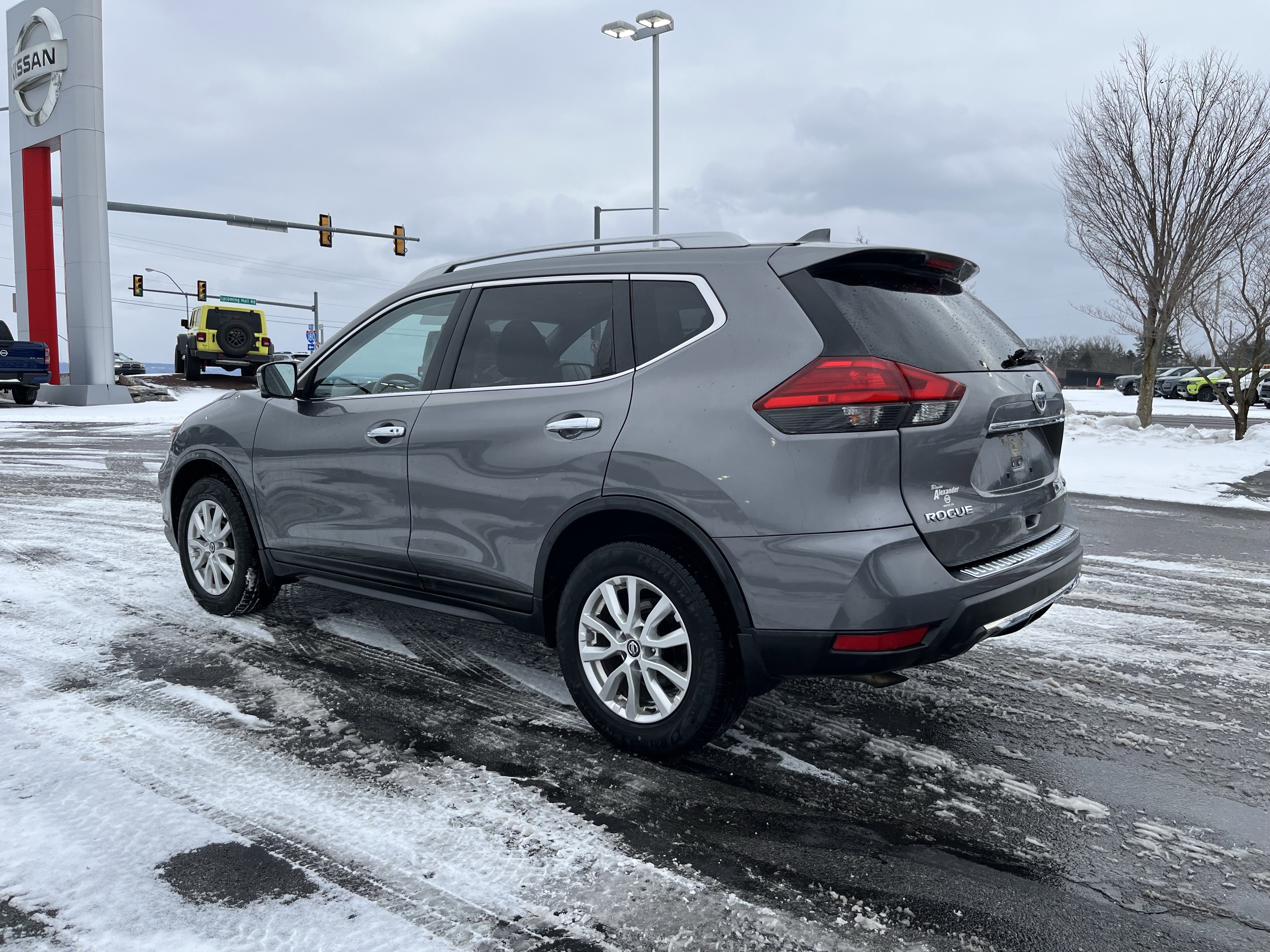 Used 2017 Nissan Rogue SV w/ Sun & Sound Touring Package image 7