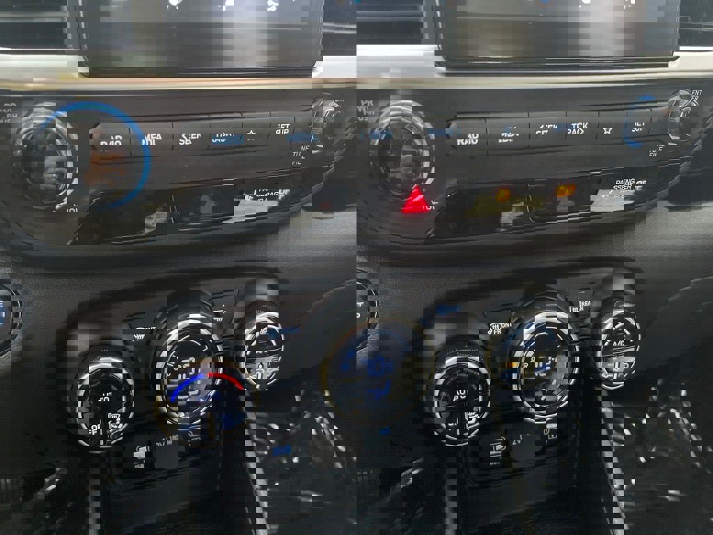 Used 2024 Hyundai Venue SEL image 14