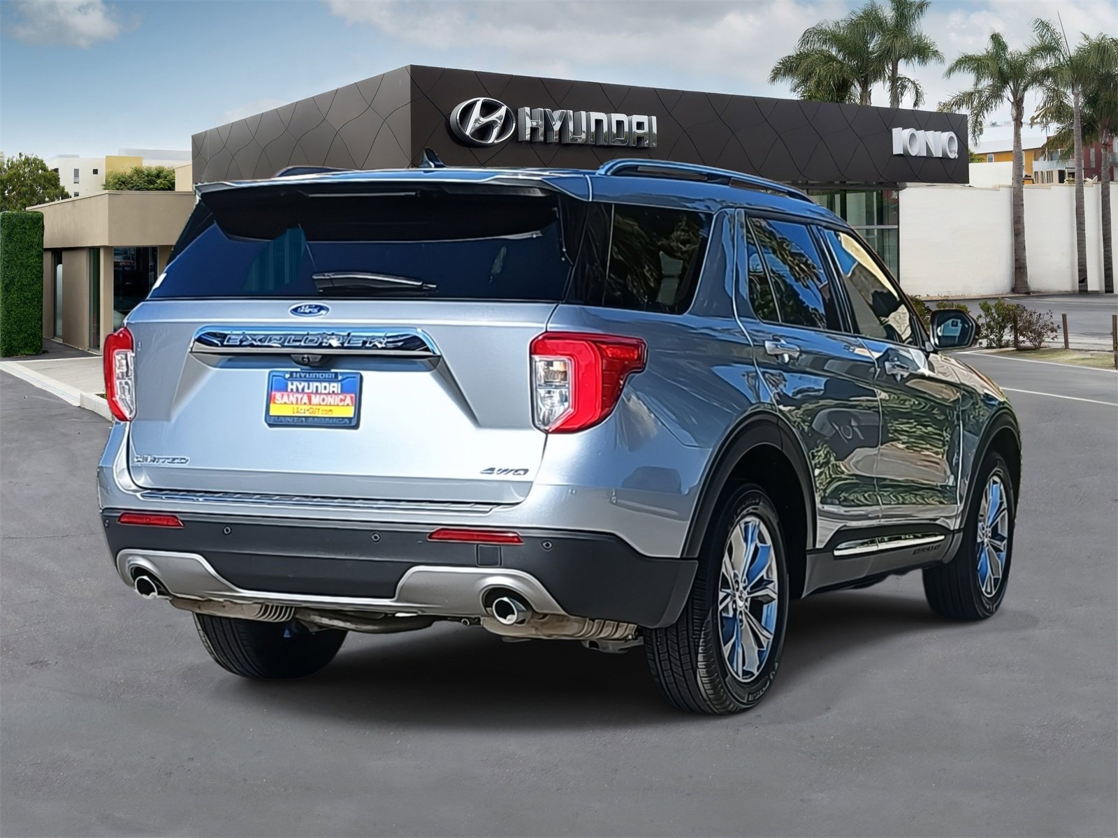 Used 2023 Ford Explorer Limited image 3